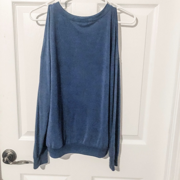 Cut-out Shoulder Sweater - Picture 6 of 6